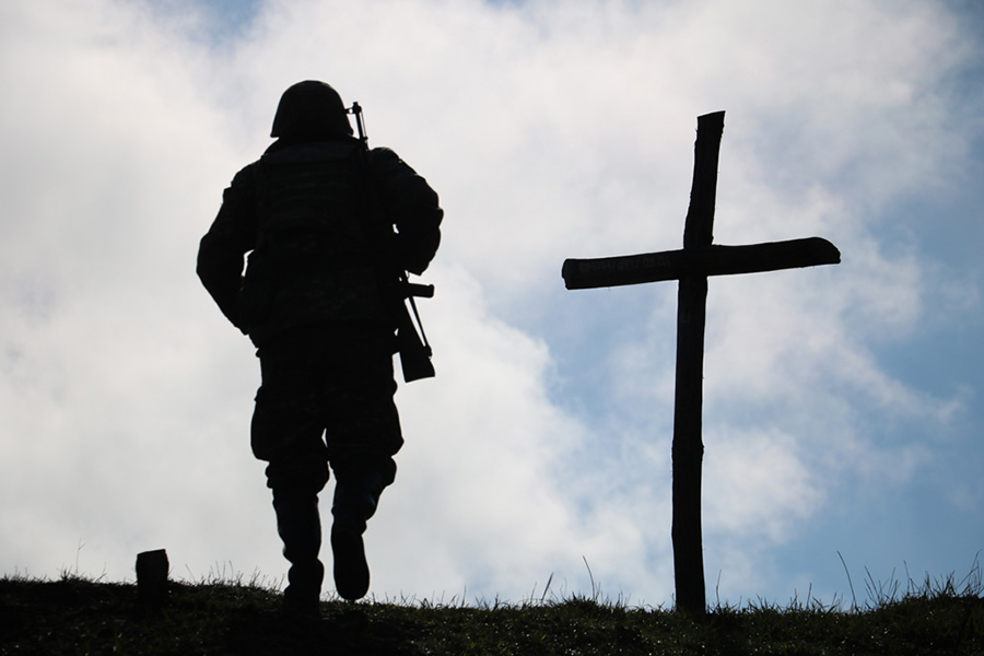 Фото солдата с крестиком в руке